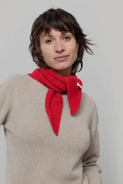 Rifò - Circular Fashion Made in Italy Rifò - Circular Fashion Made in Italy gestricktes Bandana/ Dreieckstuch Masha aus Recycelter Kaschmirwolle, Rot, – Produktbild 3 von 4