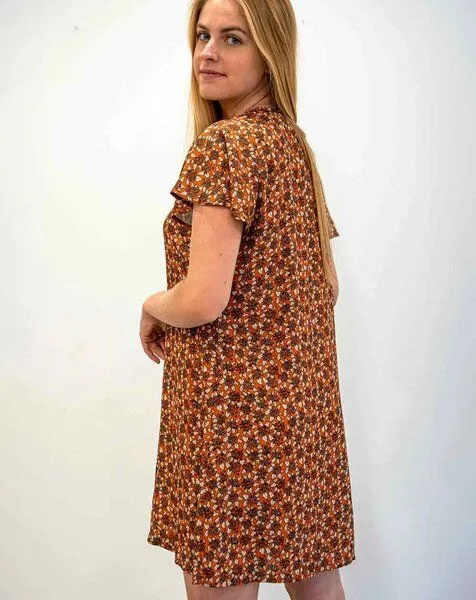 Aatise Aatise Shiftkleid Zelda mit Schmetterlingsärmel, oranger Druck, 100% EcoVero, Orange, – Produktbild 1 von 4
