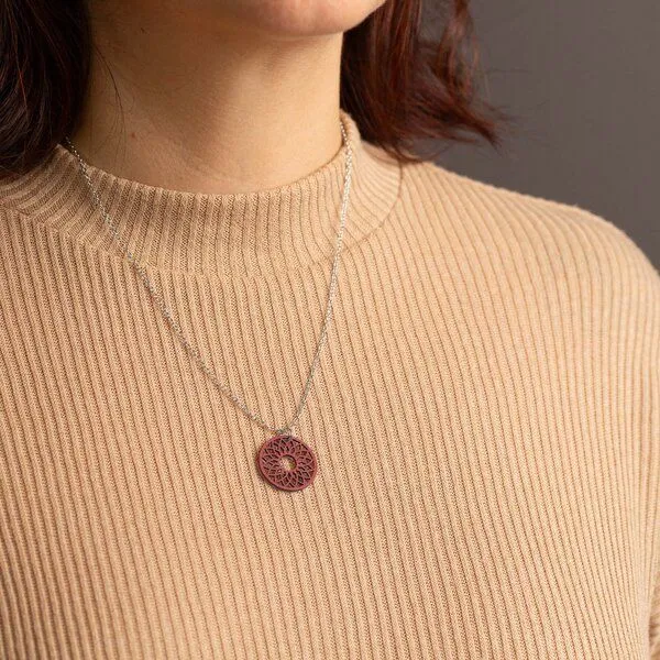 feinformart feinformart Kette mit Holzanhänger 'Spirit', Herbstblatt (rot), – Produktbild 3 von 5