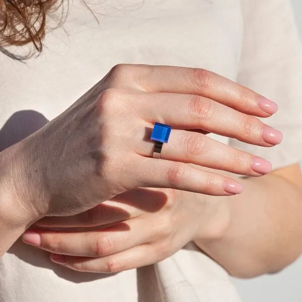 ALEXASCHA ALEXASCHA Geometrischer Ring aus Glas, mini, Saphirblau, – Produktbild 2 von 4