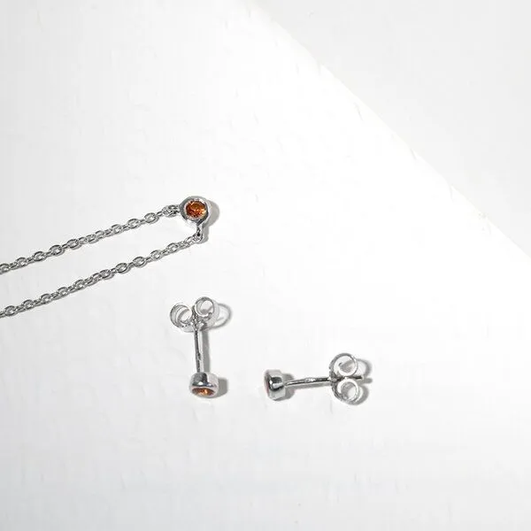 Eppi Eppi Silberne Ohrstecker mit Padparadscha Saphiren in Bezelfassung Tofine, Weiss, – Produktbild 4 von 4