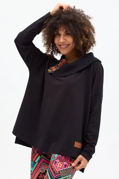 KOKOworld KOKOworld Sweatshirt Cinta – Oversize-Schnitt – Boot-Ausschnitt mit breitem Rippkragen – farbenfroher Print – fair produziert in der EU, Black telar (schwarz), – Produktbild 2 von 4