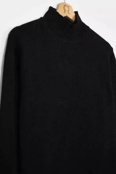 Rifò - Circular Fashion Made in Italy Rifò - Circular Fashion Made in Italy Stehkragenpullover aus recycteltem Kaschmir Modell: Clemente, Schwarz (black ardesia), – Produktbild 4 von 4