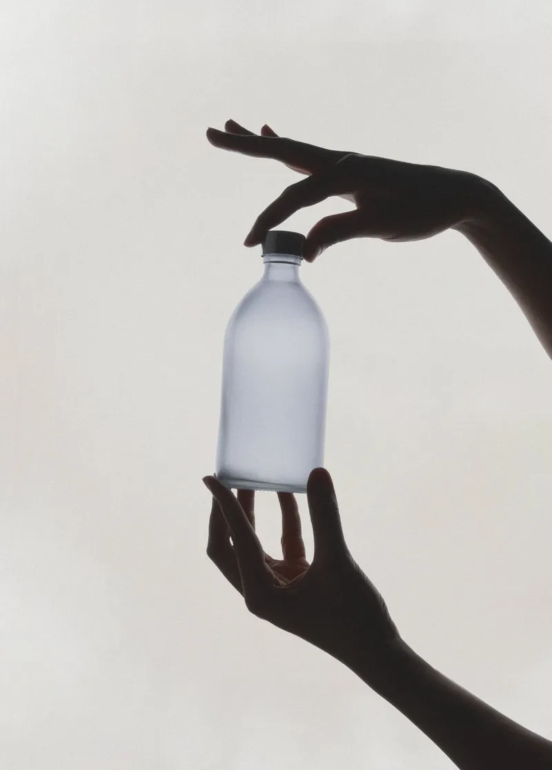Graue Glasflasche mit Deckel – Produktbild 1 von 2