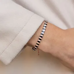 juni juni Breites Perlenarmband "Tender Punk" schwarz / rosa – Produktbild 1 von 1