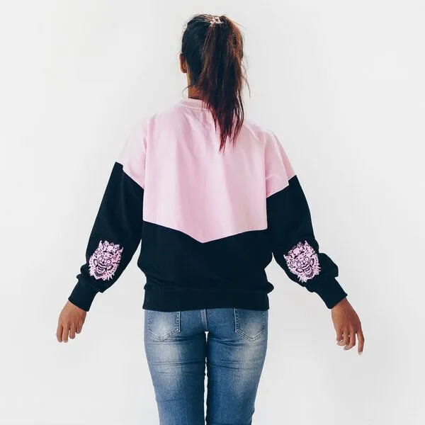 The Driftwood Tales The Driftwood Tales Weit geschnittenes feminines Sweatshirt, 100 % Bio-Baumwolle, Schwarz rosa barong, – Produktbild 2 von 3