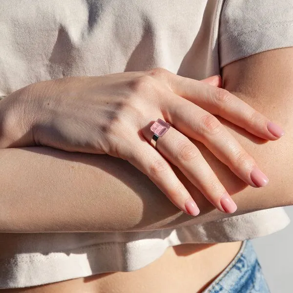 ALEXASCHA ALEXASCHA Geometrischer Ring aus Glas, mini, Rosenquarz rosa, – Produktbild 2 von 4
