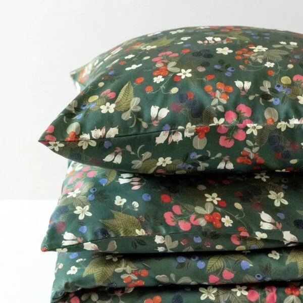 Lesen - Design-Bettwäsche Lesen - Design-Bettwäsche Nachhaltiges Bettwäsche-Set aus 100% BIO-Baumwollsatin - Waldfrüchte – Produktbild 1 von 4