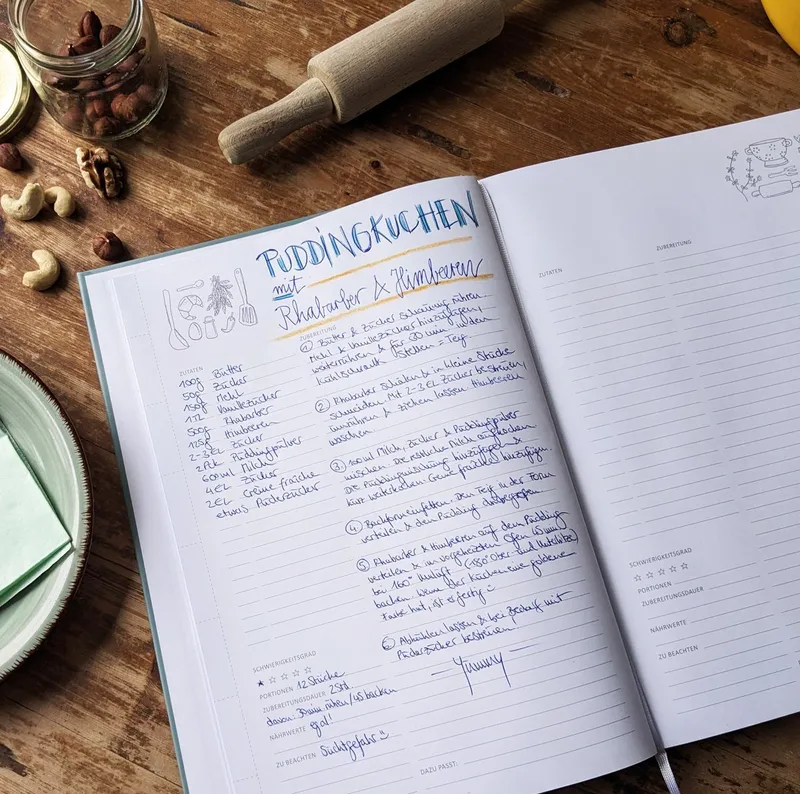 Eine der Guten Verlag Notizbuch Rezeptbuch - Meine liebsten Rezepte, mint, Großes A4 DIY Kochbuch zum Selberschreiben, Handlettering, Hardcover, Grün|rosa, – Produktbild 4 von 4