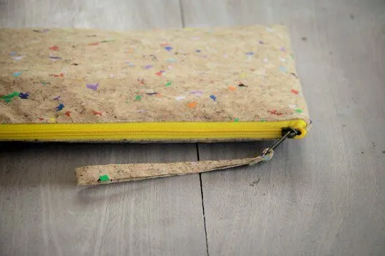 BY COPALA BY COPALA 13–14 Zoll vegane Laptoptasche aus Kork, MacBook Hülle mit gelber Zipper – Produktbild 3 von 4