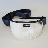 Leonca Leonca Upcycling Hip Bag aus Segel mit Palmen-Druck in 3 Größen – Produktbild 1 von 1