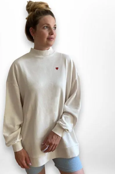 noemvri fashion label noemvri fashion label oversized Sweatshirt Turtleneck mit einem Herz auf der Brust, Beige mit rotem herz, – Produktbild 2 von 2