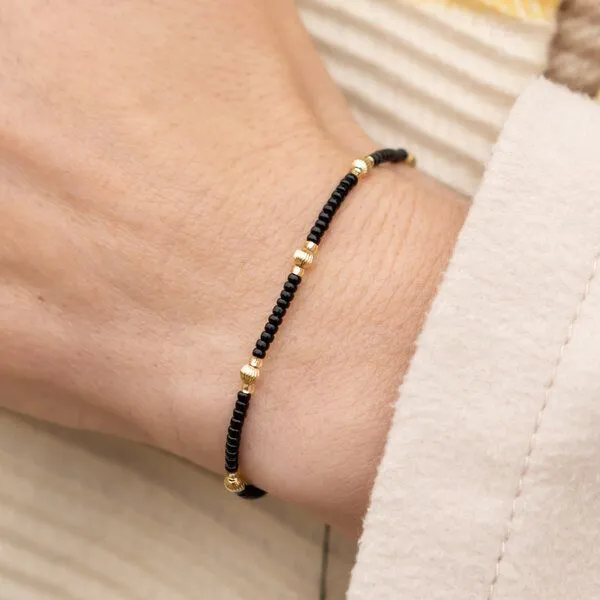 juni juni Schwarzes Perlenarmband "Chloé" mit geriffelten Goldperlen aus recyceltem Gold – Produktbild 1 von 3