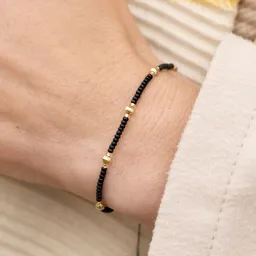 juni juni Schwarzes Perlenarmband "Chloé" mit geriffelten Goldperlen aus recyceltem Gold – Produktbild 1 von 1