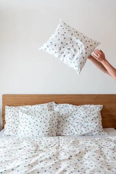 Lesen - Design-Bettwäsche Lesen - Design-Bettwäsche Nachhaltiges Doppelbettwäsche-Set aus 100% Pima Baumwollsatin - Wildheidelbeeren – Produktbild 2 von 4