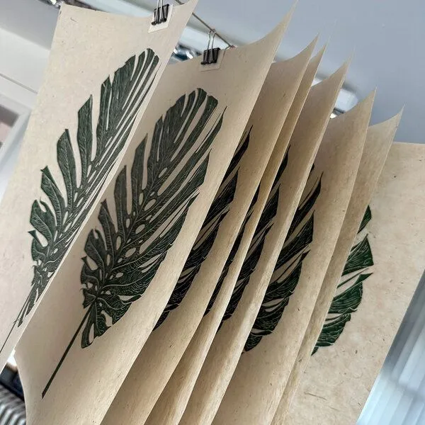 Veskor Cassiopeia Veskor Cassiopeia MONSTERA DELICIOSA Botanischer Linoldruck | 40 x 50 cm | Grün auf Naturweiß – Produktbild 3 von 4