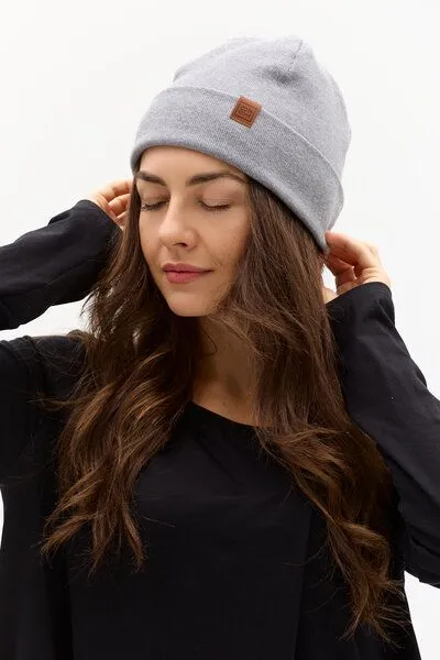 KOKOworld Mütze Kalima – Umschlagbarer Saum zur Längenanpassung – Must-have für jeden Kleiderschrank – Dekoratives KOKOworld-Label – 100 % in der EU fair produziert, Grey melange (grau), – Produktbild 1 von 4