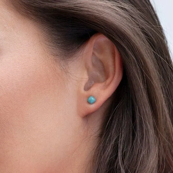 ALEXASCHA ALEXASCHA Winzige Ohrstecker aus recyceltem Glas 4mm, Karibikblau, – Produktbild 3 von 4