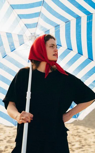 Kopyto Kopyto BIRUANG Bandana Halstuch 100% Merinowolle RWS-Zertifiziert Ökologisch Unifarben, Rot, – Produktbild 3 von 4