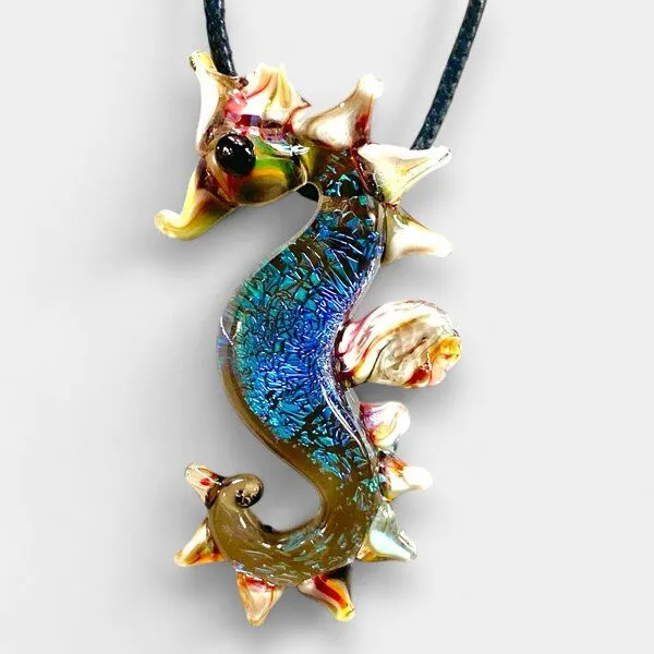 Der Lindwurm Der Lindwurm Kette mit Glasanhänger in Tierform, Blau, – Produktbild 1 von 5