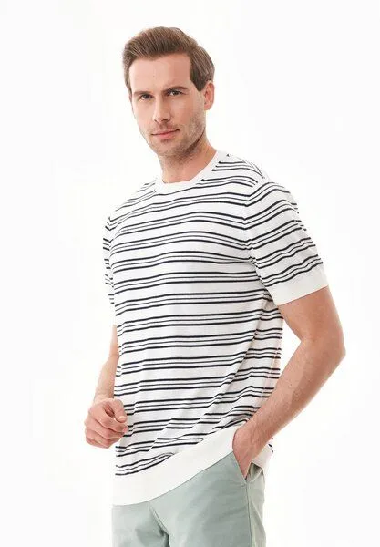 ORGANICATION ORGANICATION Feinstrick-T-Shirt aus Bio-Baumwolle mit Streifen, Off white/navy, – Produktbild 3 von 3
