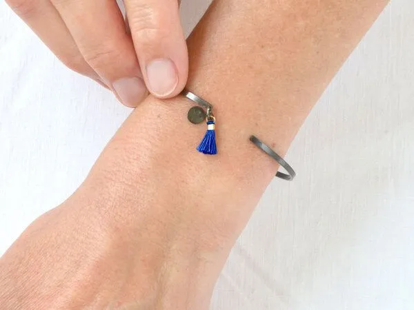 renna deluxe renna deluxe Armreif mit zwei Anhängern, Blau, – Produktbild 2 von 4