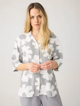 KnowledgeCotton Apparel KnowledgeCotton Apparel Lässige Kurzarmbluse mit Flower-Print aus Bio-Leinen-Lyocell-Mix – Produktbild 1 von 1