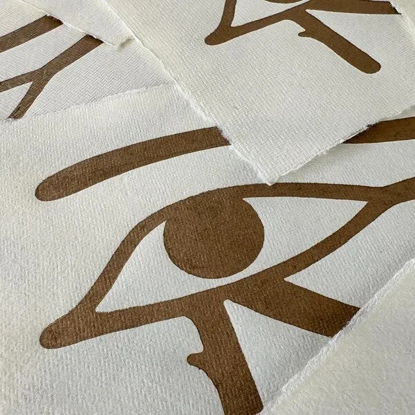 Veskor Cassiopeia Veskor Cassiopeia AUGE DES HORUS Symbol Hieroglyphen Linoldruck | 21 x 14,8 cm (A5 quer) | Gold auf Weiß – Produktbild 3 von 4
