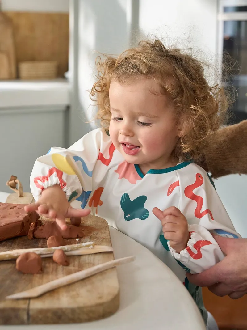 Vertbaudet Bedrucktes Baby Ärmellätzchen mit Auffangtasche, Weiß/mehrfarbig künstler, – Produktbild 2 von 3