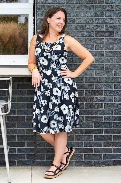 Global Mamas Global Mamas Bio Jersey Kleid - FIT & FLARE - Botany, Floral painted (schwarz), – Produktbild 2 von 3