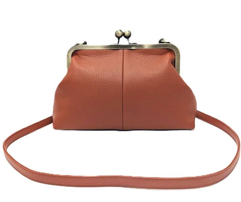 Mera Vellon Umhängetasche Damen Handtasche Novela, Umhängetasche aus veganem Leder und mit Clipverschluss, Braun, – Produktbild 2 von 5