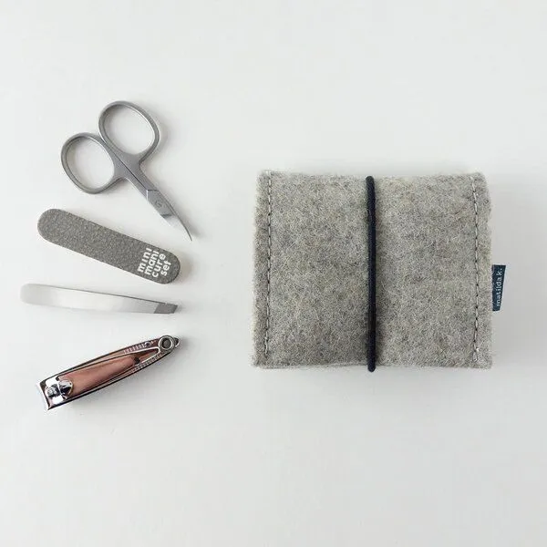 matilda k. manufaktur matilda k. manufaktur mini-maniküre-set 'jacob' (mit Nagelknipser) aus Wollfilz mit Rundgummi-Verschluß in vielen Farben, Hellgrau, – Produktbild 6 von 8
