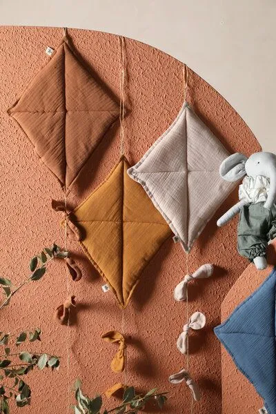 2 Stories 2 Stories KITE Wanddekoration aus Bio Musslin, Senf, – Produktbild 3 von 4