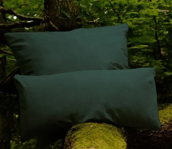 noca noca Aurora, klimapositiver Kissenbezug aus 100% Bio-Baumwolle, Jersey, Waldgrün, – Produktbild 1 von 3