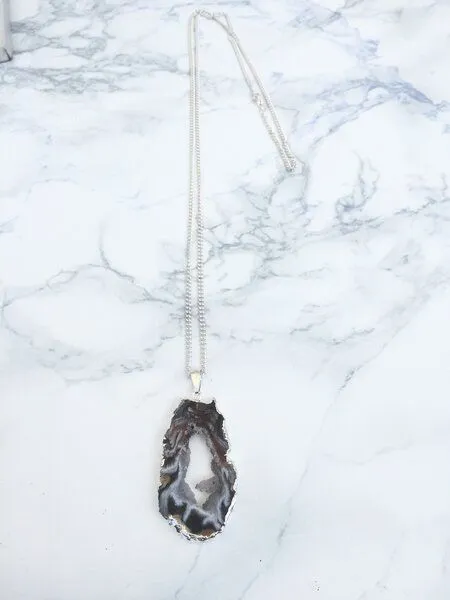 Crystal and Sage Crystal and Sage Ananda - versilberte Halskette mit Achatscheibe mit Kristalldruse – Produktbild 2 von 3