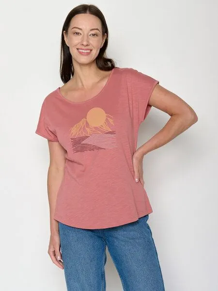 GreenBomb GREENBOMB Mountain Scenery Cool - Lässiges T-Shirt aus Bio-Baumwolle / hochwertiger Print / GOTS / Fair & Vegan, Rosa (dark rose), – Produktbild 1 von 4
