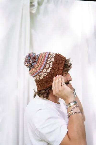 Haus of Namaste Haus of Namaste Handgemachte Lammwollmütze mit Bommel | Nordische Fair-Isle-Strickmütze | Braun- und Erdtöne | Ethisch, nachhaltig und fair – Produktbild 2 von 4