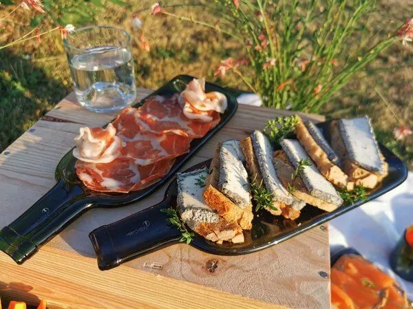 Plates et Culotées Plates et Culotées Upcycling-Servierplatte aus Weinflaschen – weiß & grün – Produktbild 4 von 5