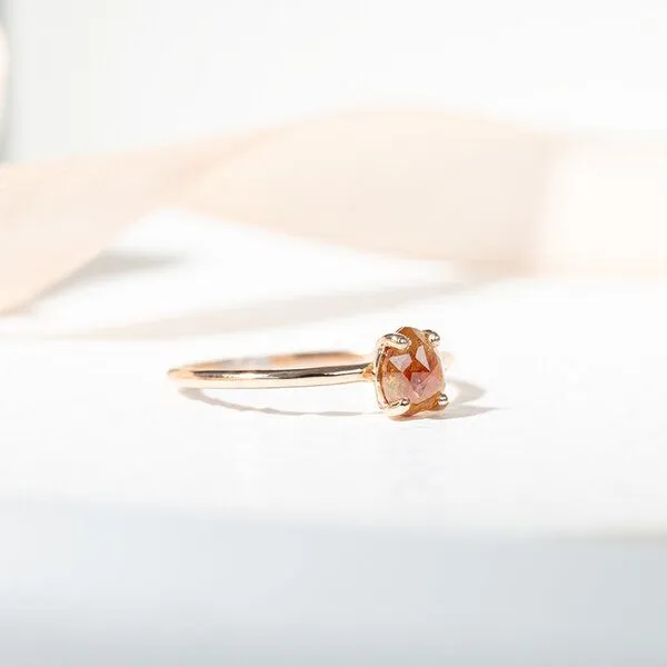 Eppi Eppi Goldener Ring mit Salt and Pepper Diamant in Birnenform Lorelei – Produktbild 1 von 4