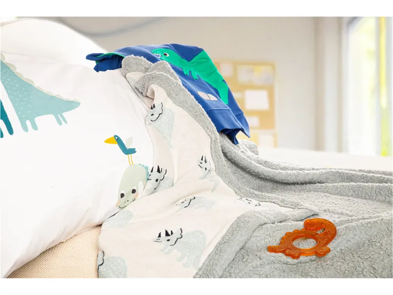 HANS NATUR HANS NATUR Baby und Kinder Decke Baumwolle Strick und Plüsch Dino Maße 80 x 100 cm, Blau, grau, – Produktbild 3 von 3