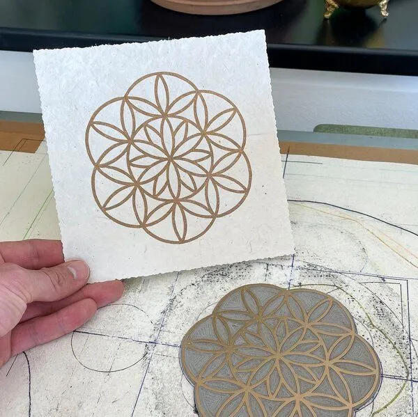 Veskor Cassiopeia Veskor Cassiopeia FLOWER PETALS OF LIFE Heilige Geometrie Linoldruck | 16 × 16 cm | Gold auf Naturweiß – Produktbild 2 von 4