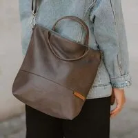 BOWLEANIES TASCHEN BOWLEANIES TASCHEN Mittelgroße Umhängetasche aus Lederfaserstoff, Dunkelgrau, – Produktbild 1 von 1