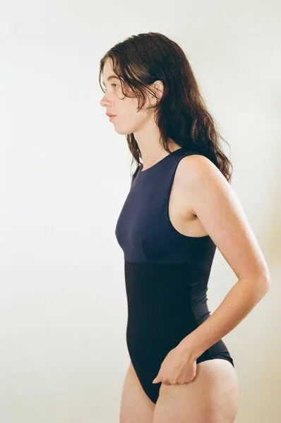 RENDL RENDL Swimsuit No.18 - zweifarbiger, hochgeschnittener Badeanzug, Blau/schwarz, – Produktbild 2 von 2