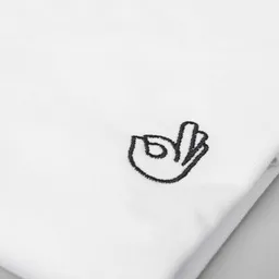 Fyngers Fyngers Unisex T-Shirt aus Biobaumwolle - Modell OK mit gestickter Veredelung – Produktbild 1 von 1
