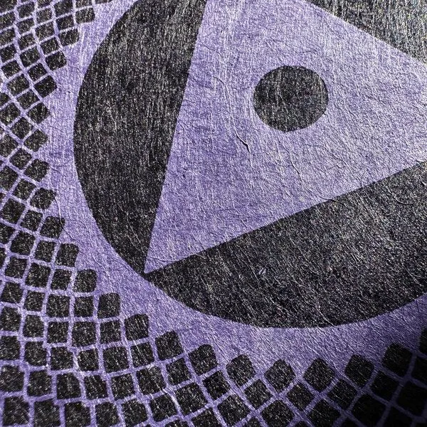 Veskor Cassiopeia Veskor Cassiopeia SAHASRĀRA Chakra-Meditations-Linoldruck | 22 × 22 cm | Schwarz auf Violett-Lila – Produktbild 4 von 4