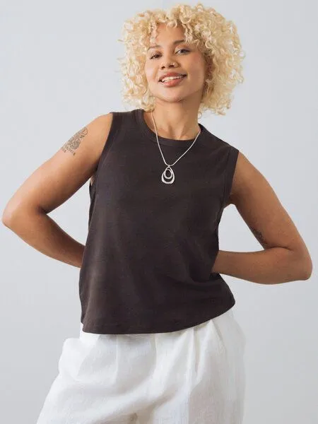 Honest Basics Honest Basics Damen Straight Fit Tanktop aus Bio- und recycelter Baumwolle, Erdbraun, – Produktbild 1 von 4