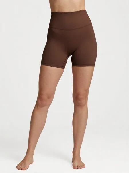 Yoga Hero Yoga Scrunch Shorts Damen aus ECONYL® – Nachhaltige Yoga Shorts – Bangkok Collection – Yoga Hero, Braun, – Produktbild 1 von 4