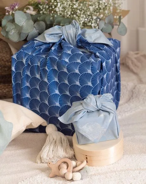 FabRap Gift Wrap FabRap Gift Wrap Wiederverwendbare Geschenkverpackung Furoshiki (doppelseitig), Sky elephants & indigo fans, – Produktbild 3 von 4