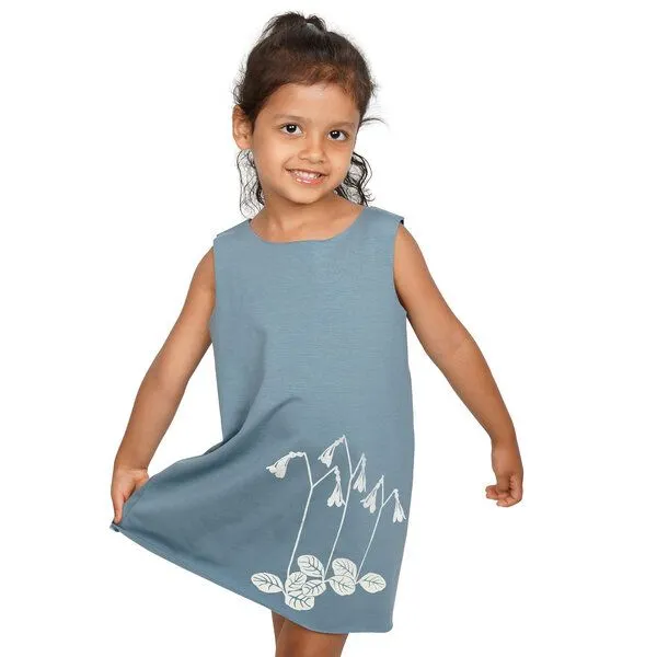 HANDGEDRUCKT HANDGEDRUCKT "Moosglöckchen" Kinder Biokleidchen, Taubenblau, – Produktbild 1 von 3