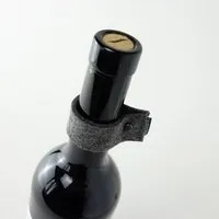 matilda k manufaktur matilda k. manufaktur Tropfenfänger aus Filz mit Geschenkkarte für Weinflaschen 'gustav', 1 x dunkelgrau, – Produktbild 1 von 1